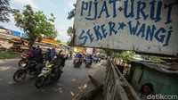 Dalam pandangannya mereka kecewa dengan DPR dan pemerintah yang dengan cepat mengesahkan RUU yang tengah dipermasalahkan oleh buruh.