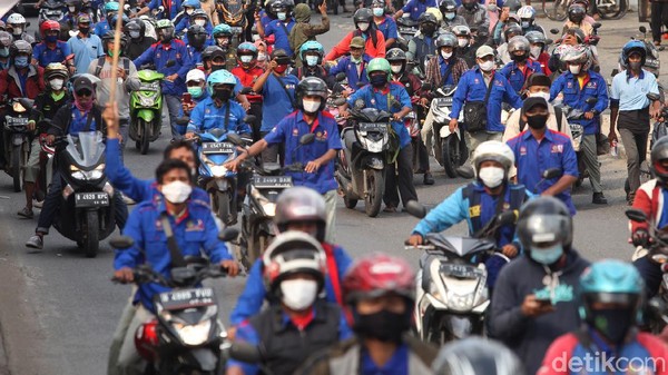 Massa Buruh di Cikarang Konvoi Dorong Motor