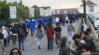 Sekitar pukul 15.40 WIB massa bergerak kembali ke arah mulut Flyover, lalu bergerak naik ke flyover arah Pasteur.