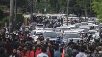 Kemacetan pun terpantau dari arah Pasteur menuju Pasupati. Belum diketahui kemana tujuan massa ini.