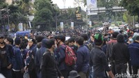 Sebelumnya, ribuan mahasiswa yang berasal dari berbagai perguruan tinggi di Bandung Raya berunjuk rasa di depan Gedung DPRD Provinsi Jawa Barat.