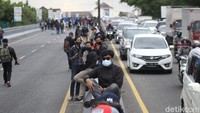 Aksi mereka selaras dengan buruh, yakni mendesak agar pemerintah mencabut UU Cipta Kerja yang telah disahkan pemerintah dan DPR RI.
