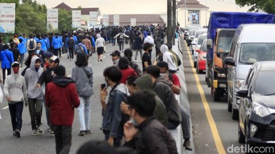 Massa Mahasiswa di Bandung Duduki Flyover Pasupati