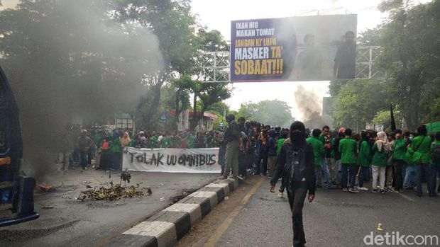 Massa tolak Omnibus Law Ciptaker di Makassar blokir Jalan Alauddin dan memberhentikan sejumlah truk tronton