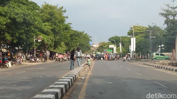 Massa tolak Omnibus Law Ciptaker di Makassar blokir Jalan Alauddin dan memberhentikan sejumlah truk tronton