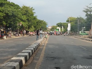 Demo Tolak Omnibus Law, Mahasiswa Makassar Bakar Ban & Blokir Jalan!