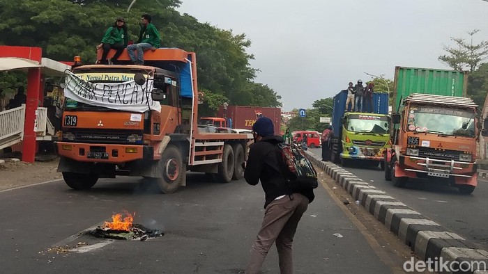 Massa tolak Omnibus Law Ciptaker di Makassar blokir Jalan Alauddin dan memberhentikan sejumlah truk tronton