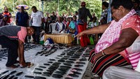 Edwin menuturkan, untuk melihat warna batu, biasanya perajin membasahi batu tersebut. Apabila warnanya hijau muda dan hijau gelap serta ujung batu ditembusi cahaya, ditambah dengan serat-serat batu yang bercorak cantik, maka batu tersebut memiliki kualitas yang tinggi.  