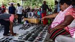 Merawat Tradisi Kapak Batu untuk Mas Kawin di Tanah Papua