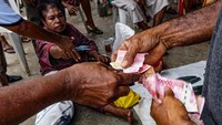 Namun bagi warga dan suku-suku di wilayah Sentani, kapak batu atau tomako batu tersebut sudah tidak memiliki fungsi sebagai alat potong tetapi sebagai fungsi sosial dalam kebudayaan masyarakat setempat yaitu sebagai alat pembayaran maskawin, alat bayar denda, atau sebagai pemberian (hadiah) kepada orang.  