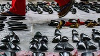 Dari jaman prasejarah hingga abad ke-20, kapak batu masih menjadi alat potong dan digunakan pula sebagai alat mempertahankan diri dari serangan musuh.  