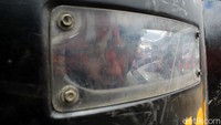 Polisi bertameng dikerahkan untuk mengalihkan massa buruh yang menuju Tol Cileunyi ke Sumedang.