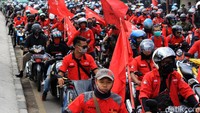 Aksi turun ke jalan tersebut merupakan buntut penolakan buruh terhadap pengesahan UU Cipta Kerja yang disahkan oleh DPR kemarin.