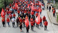 Aksi turun ke jalan tersebut sempat membuat arus kendaraan terhambat. Kemacetan mengular sekitar 6 kilo meter. 