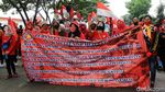Momen Buruh Tutup Jalan Rancaekek-Cileunyi untuk Tolak Omnibus Law