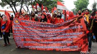 Para buruh turun ke jalan untuk menyuarakan penolakan Omnibus Law UU Cipta Kerja yang baru saja disahkan.