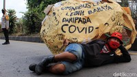 Dalam aksi ini massa buruh juga membawa bola raksasa bertuliskan Ómnibus Law Lebih Bahaya Daripada COVID-19.