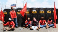 Massa buruh yang mencoba masuk Tol Cileunyi dicegat oleh pihak kepolisian dan dialihkan menuju Sumedang.