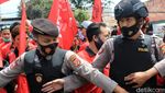 Momen Buruh Tutup Jalan Rancaekek-Cileunyi untuk Tolak Omnibus Law