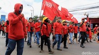 Buruh menggelar aksi di akses jalan Rancaekek menuju Cileunyi.