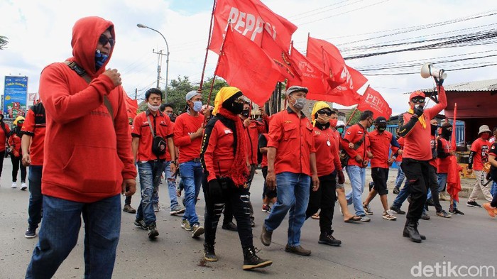 Momen Buruh Tolak Omnibus Law Tutup Jalan Rancaekek-Cileunyi Massa buruh dari sejumlah organisasi turun ke jalan, Selasa (6/10/2020). Mereka menutup akses jalan Rancaekek menuju Cileunyi. Aksi turun ke jalan tersebut merupakan buntut penolakan buruh terhadap pengesahan UU Cipta Kerja yang disahkan oleh DPR kemarin.