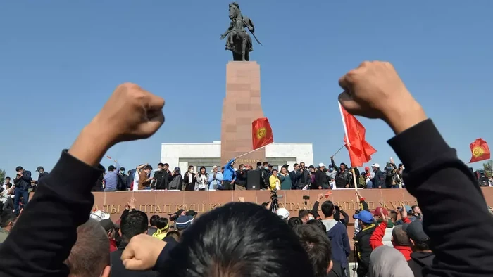 Orang-orang memprotes hasil pemungutan suara parlemen di Bishkek pada 5 Oktober 2020. (Vyacheslav Oseledkov/AFP)
