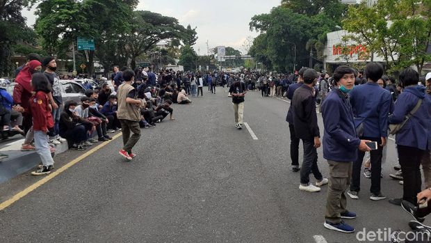 Pedemo Tutup Flyover Pasupati Bandung