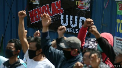 Buruh Pabrik Keramik di Cileungsi Tolak Omnibus Law