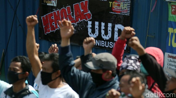 Buruh Pabrik Keramik di Cileungsi Tolak Omnibus Law