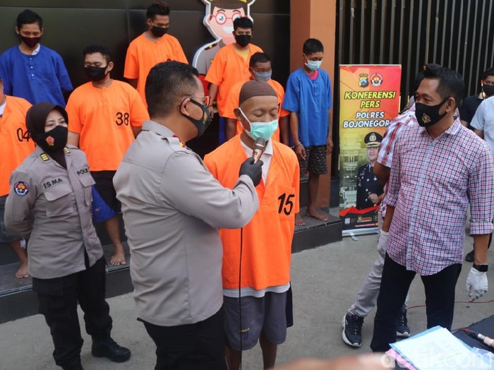 Seorang duda di Bojonegoro melakukan pemerkosaan terhadap gadis di bawah umur. Korban diperkosa setelah dicekoki miras.