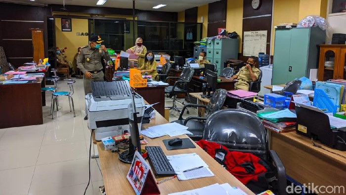 Ada 45 ASN di Pemkab Blitar yang ketahuan melanggar protokol kesehatan. Mereka langsung mendapat teguran lisan dan disanksi merapal Pancasila.