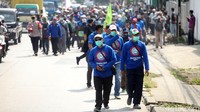 Sebagian buruh mengenakan kaos bertuliskan keluarga besar SPSI.