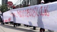 Aksi tersebut buntut dari pengesahannya Omnibus Law kemarin.