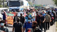 Arus lalu lintas sempat padat saat massa buruh melakukan longmarch menuju kantor Pemkab Bekasi.