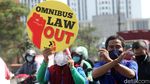 Foto Penampakan Buruh Tolak Omnibus Law di Cikarang