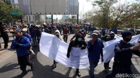 Buruh tampak memenuhi satu jalur jalan yang mengarah ke kantor Pemkab Bekasi.