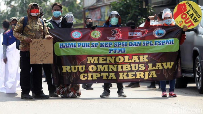 Penampakan Buruh Longmarch di Cikarang Buruh melakukan longmarch untuk menolak pengesahannya Omnibus Law, Selasa (6/10/2020). Namun sebelum sampai di lokasi aksi di kantor Pemkab Bekasi, buruh dimintai untuk putar balik.