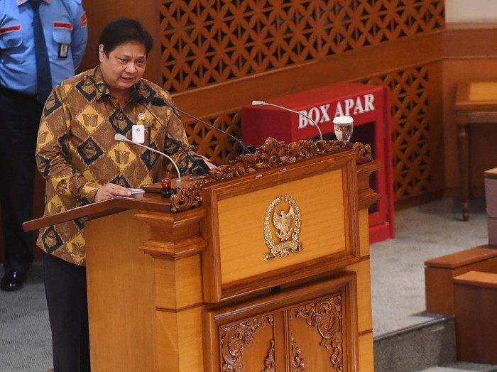 Menko Perekonomian Airlangga Hartarto menyampaikan pendapat akhir pemerintah saat pembahasan tingkat II RUU Cipta Kerja pada Rapat Paripurna di Kompleks Parlemen, Senayan, Jakarta, Senin (5/10/2020). Dalam rapat paripurna tersebut Rancangan Undang-Undang Cipta Kerja disahkan menjadi Undang-Undang. ANTARA FOTO/Hafidz Mubarak A/pras.