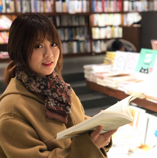 Penulis Korea Baek Se Hee yang menulis buku I Want to Die But I Want to Eat Tteokpokki