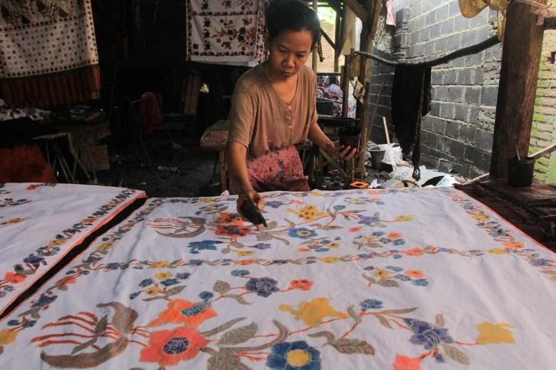 Perajin batik di Kampung batik Kauman Pekalongan