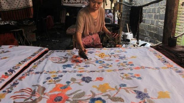 Perajin batik di Kampung batik Kauman Pekalongan