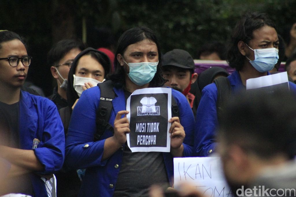 Ada penampakan pocong saat ribuan mahasiswa yang berasal dari berbagai perguruan tinggi di Bandung Raya berunjuk rasa di depan Gedung DPRD Jabar.