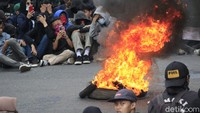 Aksi bakar ban dan teaterikal pun mewarnai unjuk rasa pun. Salah seorang mahasiswa mengenakan kostum pocong yang digambarkan menggambarkan hati nurani pemerintah saat mengesahkan UU Cipta Kerja.