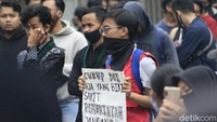 Sebelumnya, Ribuan buruh di Kota Bandung melakukan aksi penolakan Omnibus Law UU Cipta Kerja yang disahkan pemerintah pusat dan DPR RI pada Senin (5/10/2020). Aksi penolakan ini dilakukan secara serentak di beberapa titik di Kota Kembang.