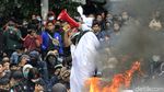 Pocong Ikutan Tolak Omnibus Law