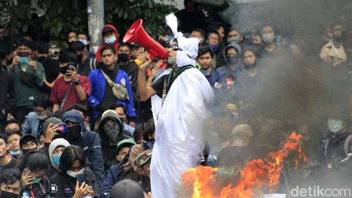 Pocong Ikutan Tolak Omnibus Law Ada penampakan pocong saat ribuan mahasiswa yang berasal dari berbagai perguruan tinggi di Bandung Raya berunjuk rasa di depan Gedung DPRD Jabar.
