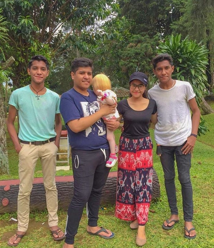 Potret Claudia Felixia Bate dan keluarga