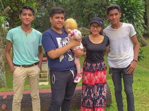 Di Balik Kisah Viral Anak NTT Berwajah Bule yang Beda Banget Sama Kakaknya