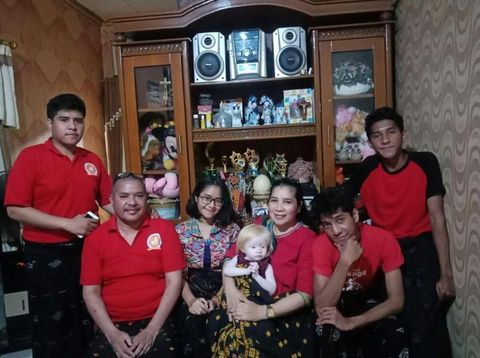 Potret Claudia Felixia Bate dan keluarga Potret Claudia Felixia Bate dan keluarga