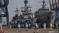 Puluhan anak buah kapal (ABK) WNI dan WNA dari kapal MV Costa Mediterania tiba di kawasan Pelabuhan JICT 2 Tanjung Priok, Jakarta Utara, Selasa (6/10/2020).  